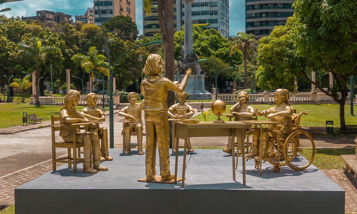 Monumento em homenagem à educação faz alerta para os índices elevados