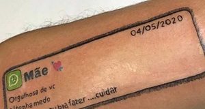 Filho tatua mensagem da mãe