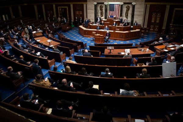 Congresso volta a se reunir após caos no Captólio