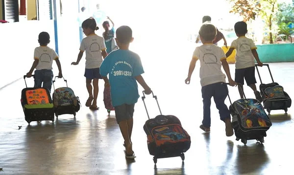 Crianças do Centro de Educação Infantil do Núcleo Bandeirante. Criança é agredida em escola de Salvador