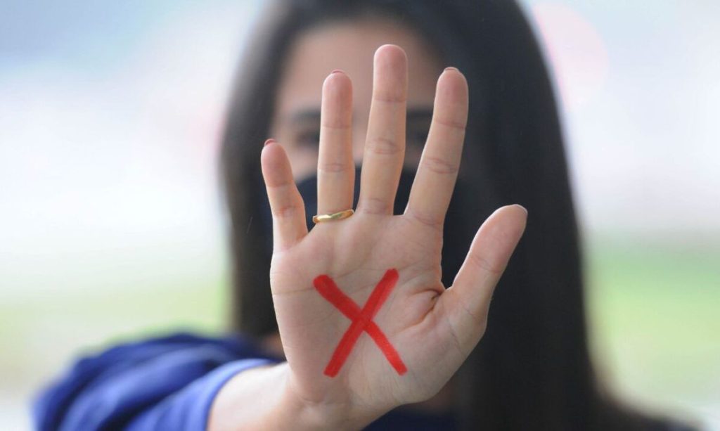 Mulher é agredida em shopping de Salvador.