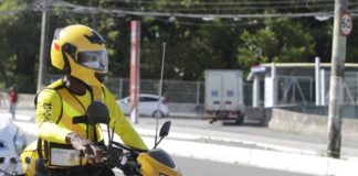Mulher morre ao cair de moto em ladeira