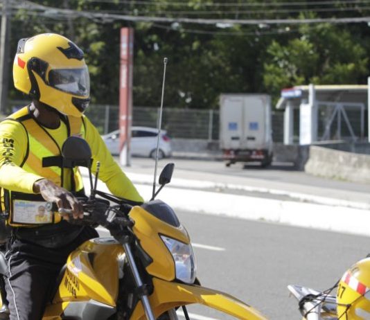 Mulher morre ao cair de moto em ladeira