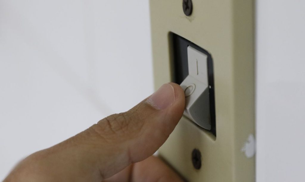 R$1,2 mil: Idosa se assusta com valor de conta de energia; companhia elétrica investiga caso