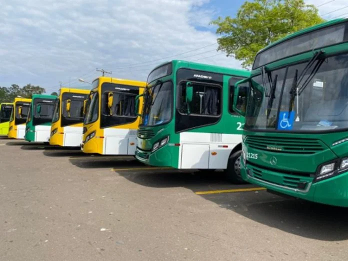 onibus Assalto a ônibus: Ação termina com 2 passageiros baleados e um suspeito morto