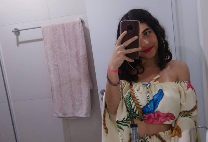JOVEM BALEADA NO CARRO