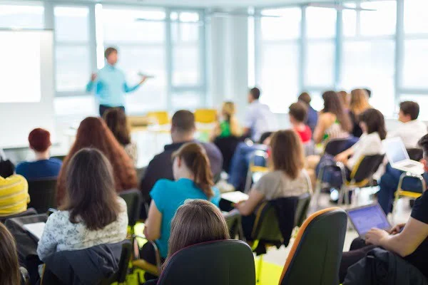 universidade alunos sala de aula Oportunidade: SEC oferece mais de 9 mil vagas em cursos técnicos para estudantes na Bahia