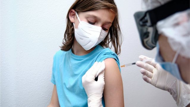 _122576691_gettyimages-1300396758 Criança sendo vacinada