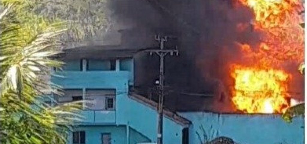 Explosão causa incêndio em empresa de transportes na cidade de Candeias.