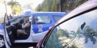Imagem da janela do carro da vítima.