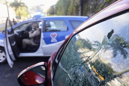 Imagem da janela do carro da vítima.