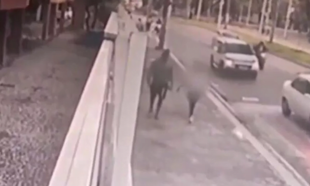 Momento em que o suspeito já havia aborado a vítima.