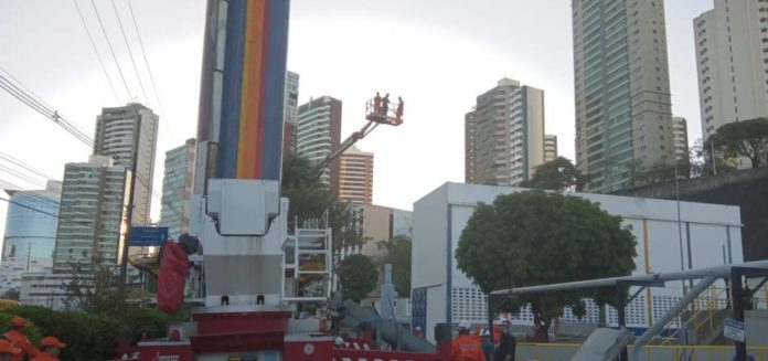 127833,bombeiros-resgatam-funcionarios-presos-em-cesta-de-plataforma-na-sede-da-embasa-3