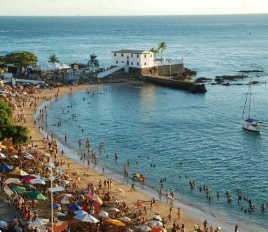 Corpo de mergulhador é encontrado em praia da Barra.