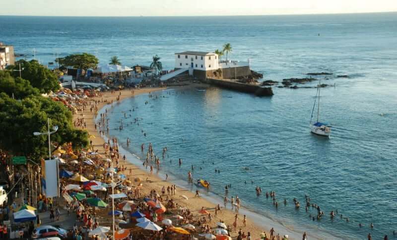 Corpo de mergulhador é encontrado em praia da Barra.