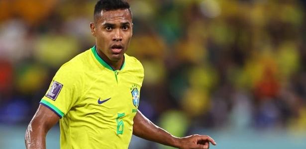 alex-sandro-em-acao-pela-selecao-brasileira-durante-partida-da-suica-1669654230220_v2_615x300