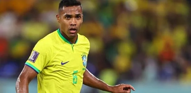 alex-sandro-em-acao-pela-selecao-brasileira-durante-partida-da-suica-1669654230220_v2_615x300
