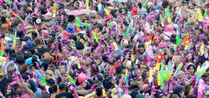 135535,folioes-do-bloco-as-muquiranas-passarao-a-ter-fantasias-numeradas-para-identificacao-em-casos-de-assedio-3