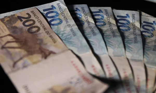 Dinheiro, Real Moeda brasileira INSS começa a pagar décimo terceiro nesta quarta (24)