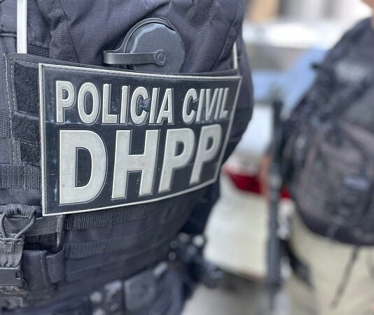 Corpo é encontrada em lata de lixo em Salvador.