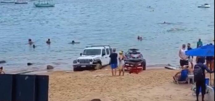 144588,carro-atola-na-areia-do-porto-da-barra-motorista-tentava-retirar-jet-ski-3