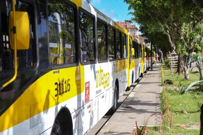 Ônibus Salvador: Após bater ônibus em carro, motorista é agredido ao descer para se desculpar