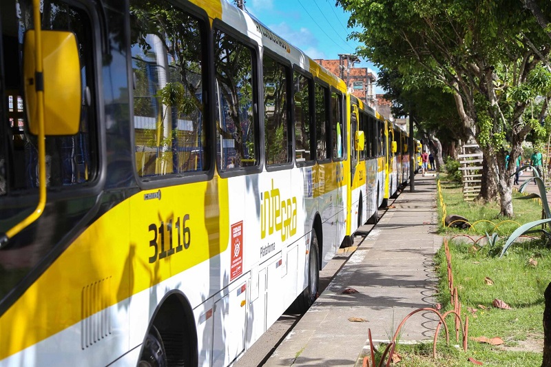 Salvador: Após bater ônibus em carro, motorista é agredido ao descer para se desculpar