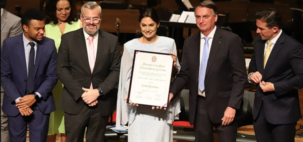 Prefeitura de SP é multada em R$50 mil após realizar cerimônia em homenagem à Michelle Bolsonaro no Theatro Municipal.