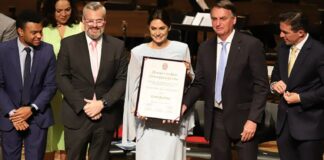 Prefeitura de SP é multada em R$50 mil após realizar cerimônia em homenagem à Michelle Bolsonaro no Theatro Municipal.