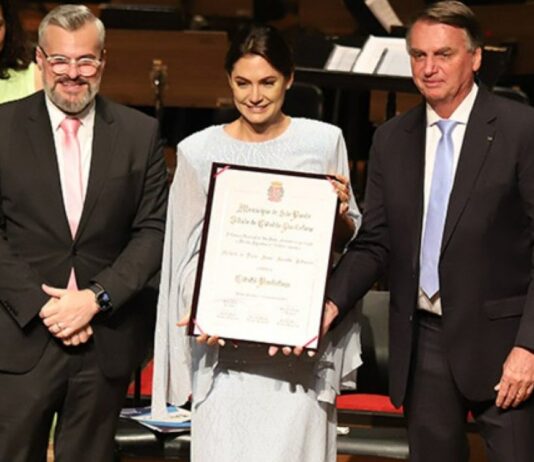 Prefeitura de SP é multada em R$50 mil após realizar cerimônia em homenagem à Michelle Bolsonaro no Theatro Municipal.