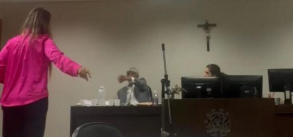 Promotor é denunciado após chamar advogada de "galinha" durante audiência.