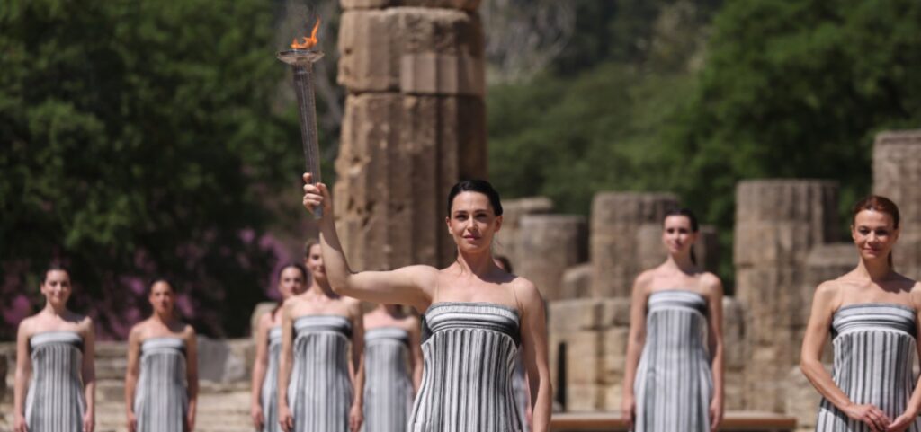 Paris 2024: Tocha Olímpica é acessa em tradicional cerimônia na Grécia