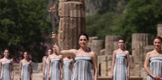 Paris 2024: Tocha Olímpica é acessa em tradicional cerimônia na Grécia