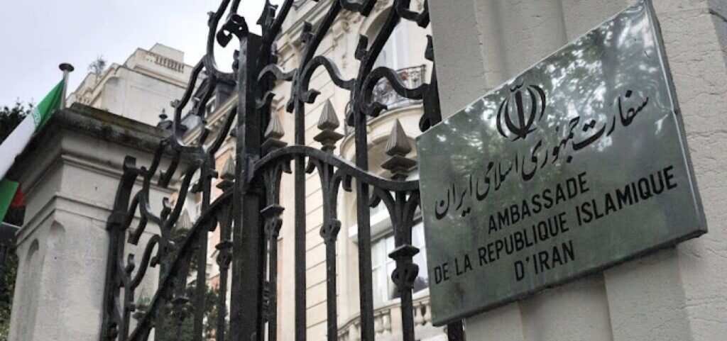Paris, após entrar com explosivos em embaixada iraniana, homem é preso.
