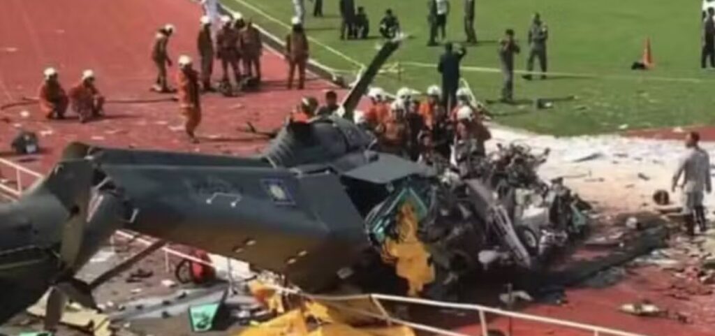 Colisão entre dois helicópteros mata dez pessoas na Malásia.
