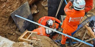 Trabalhador fica preso em rede de esgoto no bairro de Saramandaia.