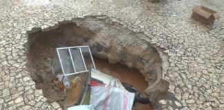 Calçada cede e pessoas ficam feridas na Barra.