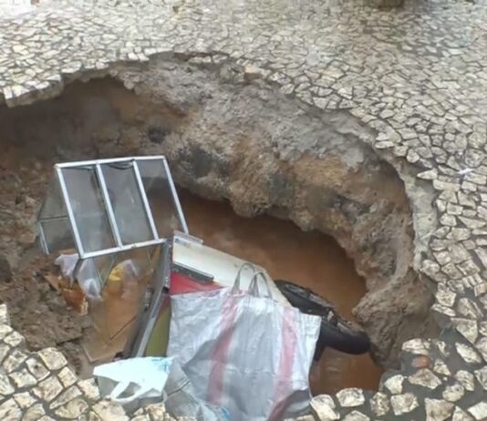 Calçada cede e pessoas ficam feridas na Barra.