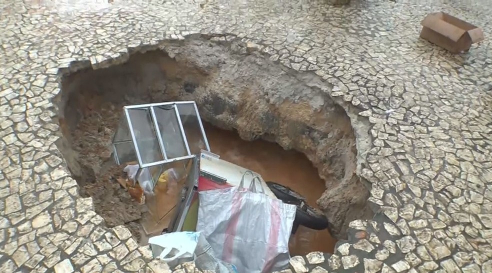 Calçada cede e pessoas ficam feridas na Barra.
