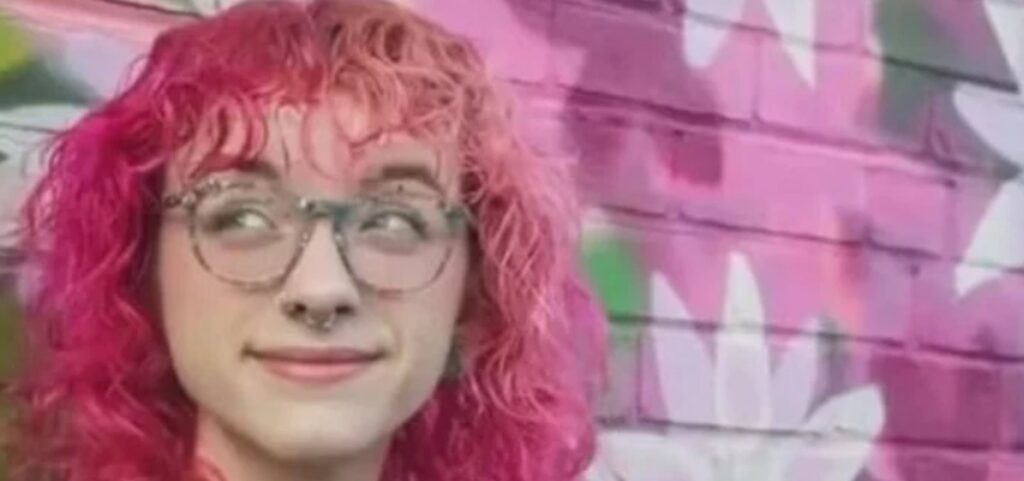 Após ser atingida por vocalista que pulou na plateia, jovem sofre paralisia