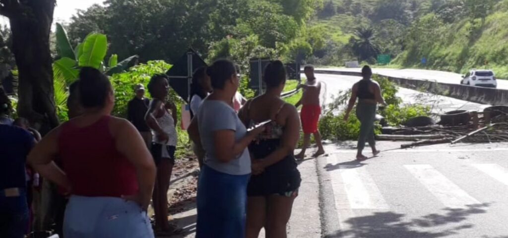 Sem energia há 48 horas, moradores de comunidade quilombola protestam na Bahia