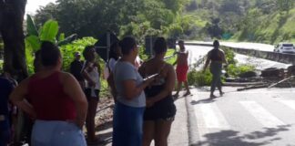 Sem energia há 48 horas, moradores de comunidade quilombola protestam na Bahia