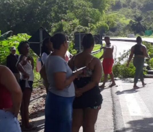 Sem energia há 48 horas, moradores de comunidade quilombola protestam na Bahia