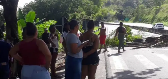 151150,sem-energia-ha-48-horas-moradores-de-comunidade-quilombola-protestam-na-bahia-3 Sem energia há 48 horas, moradores de comunidade quilombola protestam na Bahia