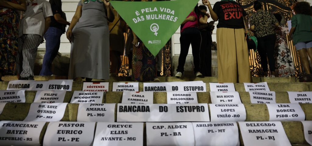 Capitais brasileiras realizam protestos contra PL que equipara aborto ao homicídio