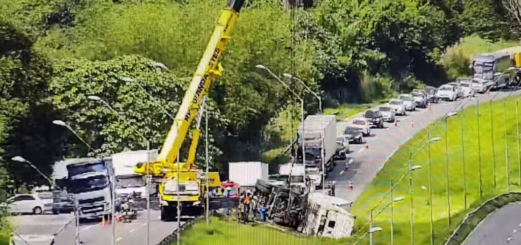 BR-324: Acidente envolvendo caminhão causa engarrafamento com mais de uma hora