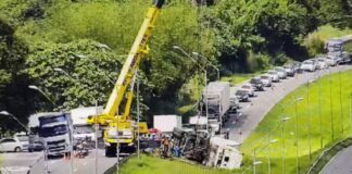 BR-324: Acidente envolvendo caminhão causa engarrafamento com mais de uma hora