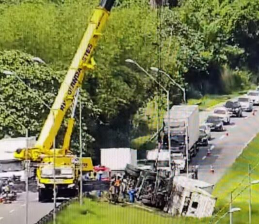 BR-324: Acidente envolvendo caminhão causa engarrafamento com mais de uma hora