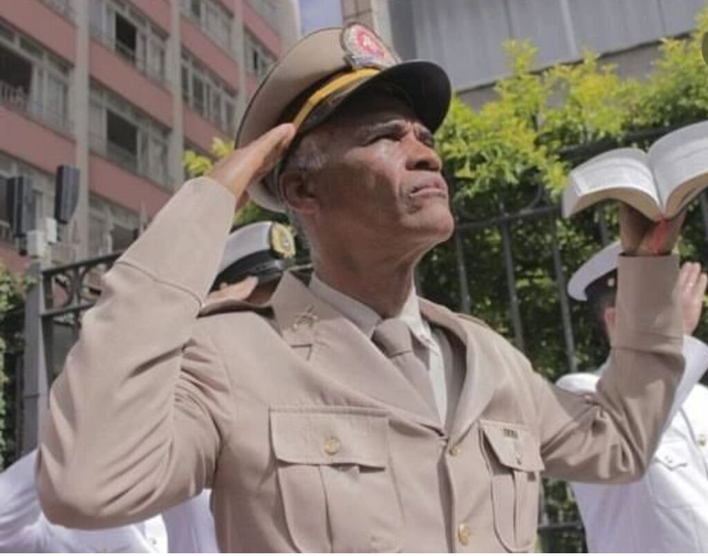 Pastor Sargento Isidório relembra sua históra na PM ao parabenizar colegas de farda em postagem