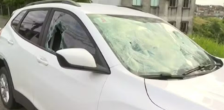 Integrantes de torcida organizada agridem jogadores do Vitória; carro foi apedrejado